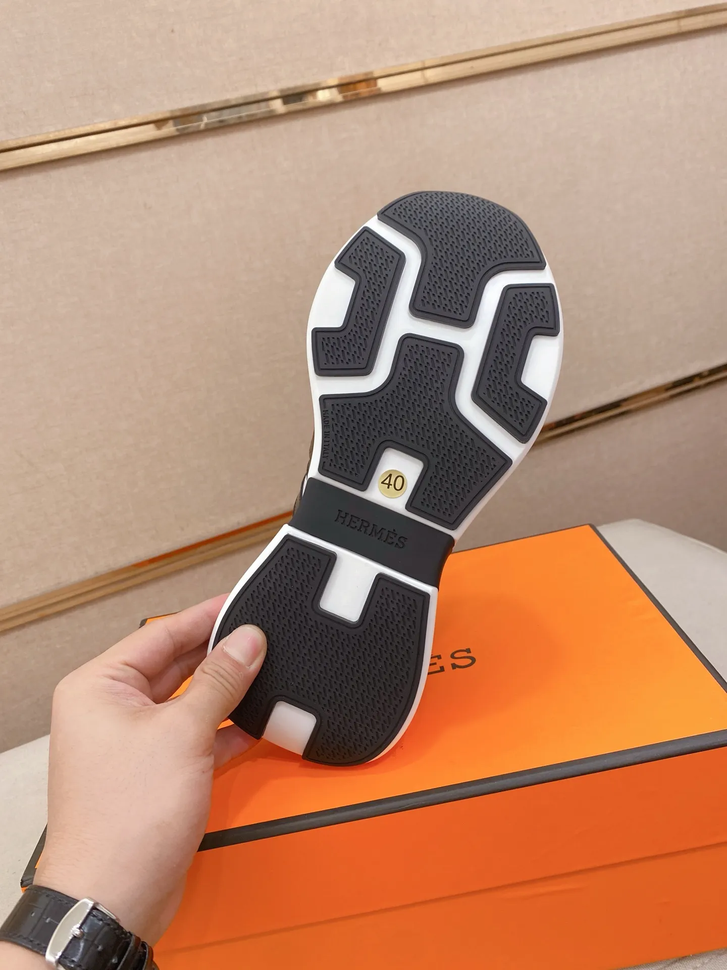 Factory price: 560💰《HERMES》【Classic Original Version】Hermès; Top 🔝 Purchasing Agency 🔍🔍Men's latest 🇺🇸 counters are on sale simultaneously, imported from Italy original ▲▲cowhide ▲▲ (high-end, nobility, class) ) Exquisite workmanship (Italian 🇮🇹 imported water-dyed 🐂 cowhide lining) sole: original sole provided by the original factory, ⚠️exclusive double-layer activity·TPR·rubber·combined molded outsole; super comfortable·wear-resistant·non-slip·environmental protection The real thing is more beautiful if you take the real thing (high quality, follow the order). You can enter and exit the counter at will * Number of yards: 38-44 (45 can be customized and cannot be returned or exchanged)